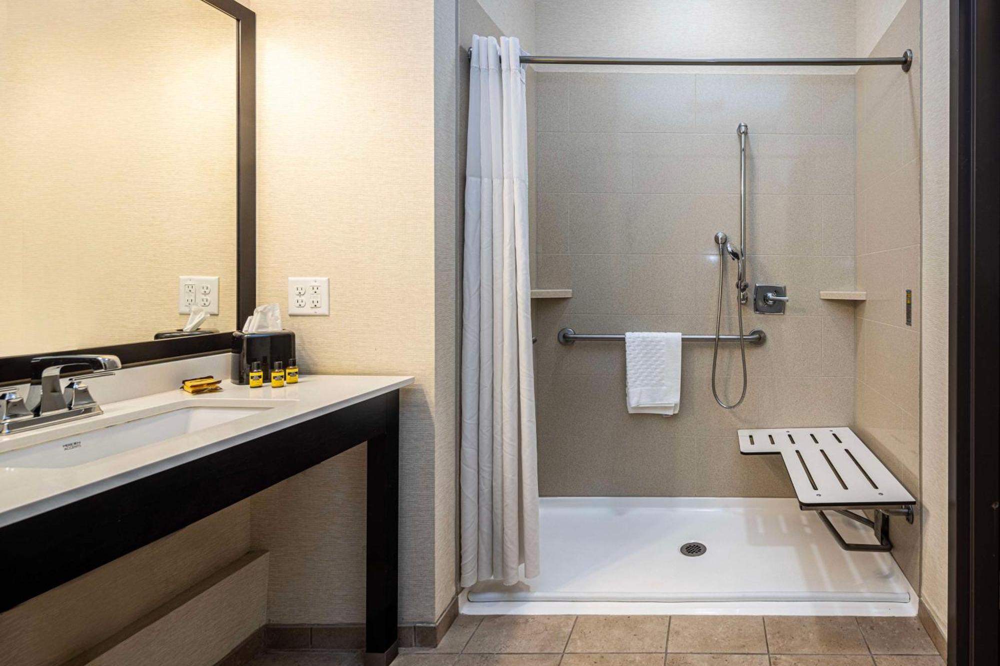 Best Western Plus Franciscan Square Inn & Suites Стюбенвілл Екстер'єр фото
